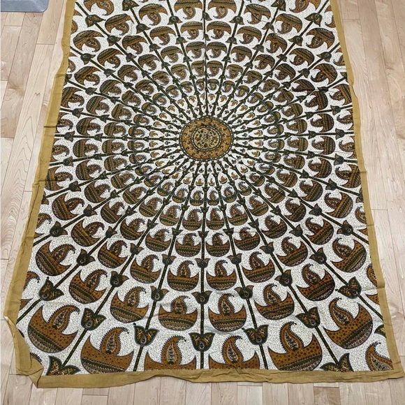 Large patterned fabric tapestry - Picture 2 of 3